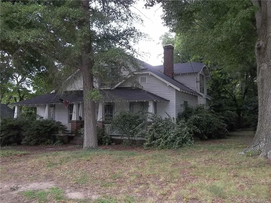 6 bedroom, 1 bath home located on .42 acres in city limits.