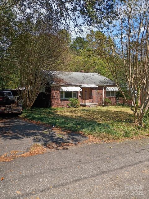 Photo of 618 5th Avenue SW, Hickory, NC 28602 (MLS # 4311938)