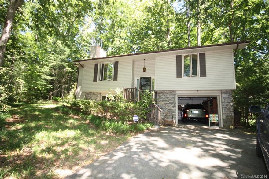 Wonderful neighborhood, wooded lot, private deck, Home can
