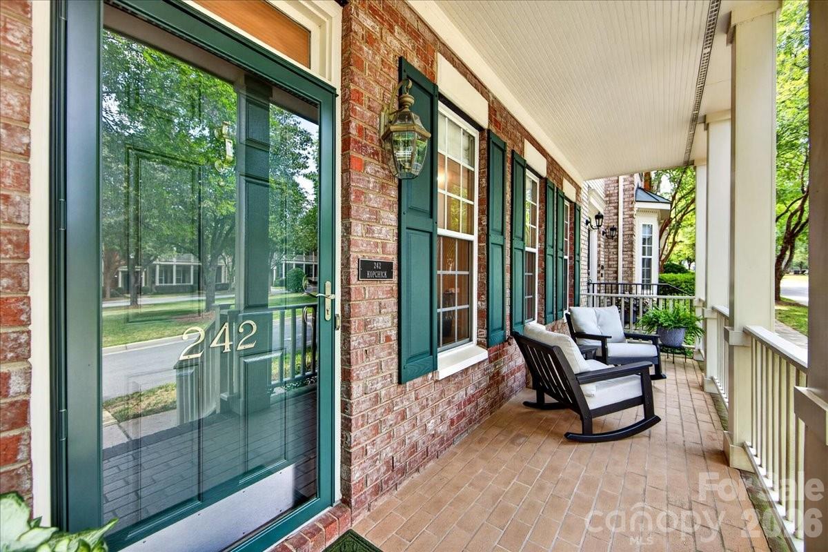 242 S Faulkner Way