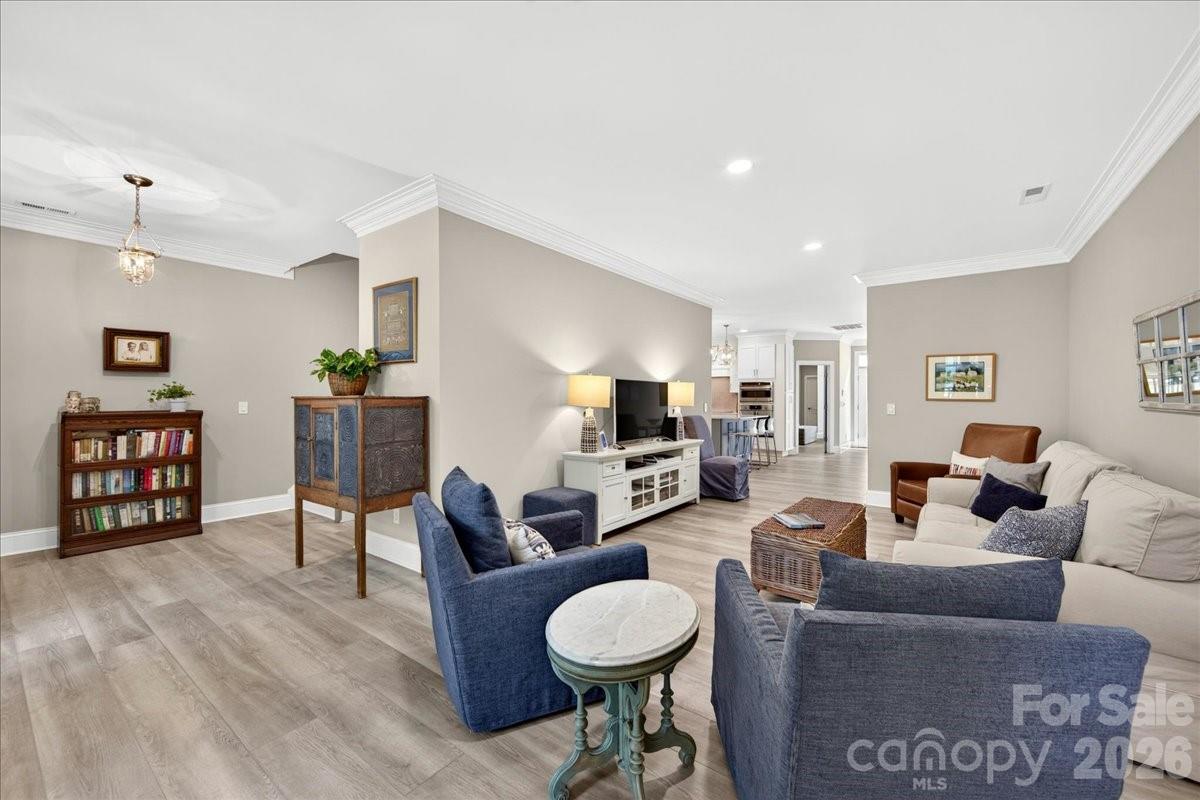 242 S Faulkner Way