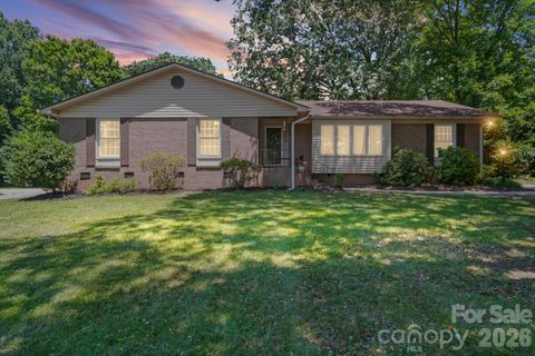 Photo of 5329 Providence Road, Charlotte, NC 28226 (MLS # 4389991)
