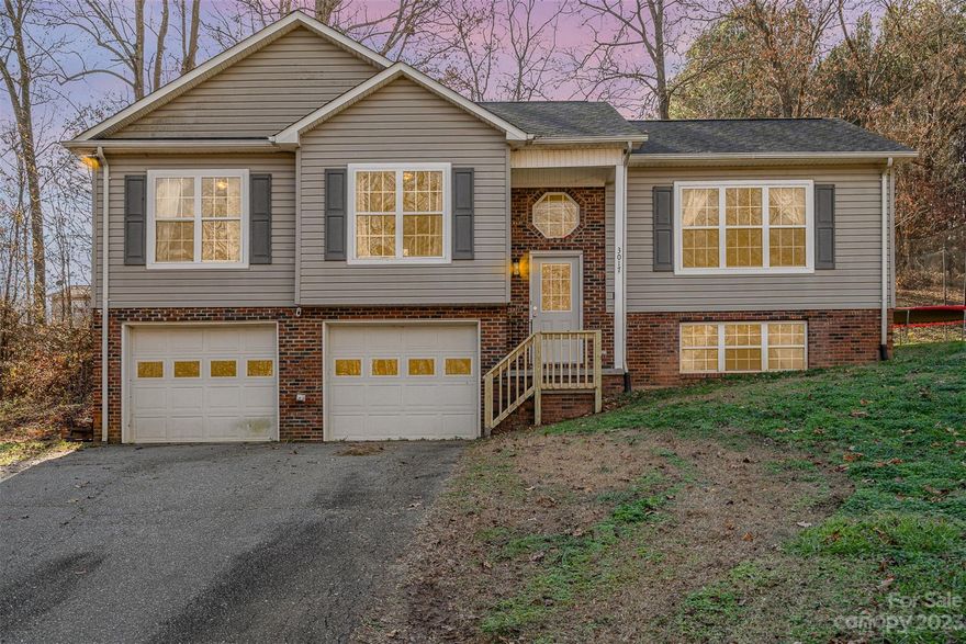 Welcome to your charming new home nestled in a picturesque neighborhood with large lots! This delightful residence, with over 1280 sq feet of living space, welcomes you with an inviting open floor plan that seamlessly connects the main living areas. NEW ROOF IN 2022 - NEW HVAC - 2022 As you step inside, you'll be greeted by the warmth of this lovely home, featuring 3 bedrooms and 2 baths, providing ample space for comfortable living. The primary bedroom is a true retreat, complete with a generously sized walk-in closet, providing both functionality and style.
The split foyer design adds a touch of character to the home, creating a distinct separation between the upper and lower levels. Descend to the lower daylight basement area, a versatile space that awaits your personal touch. This area holds great potential for a cozy family room, entertainment space, or additional bedroom and full bathroom.