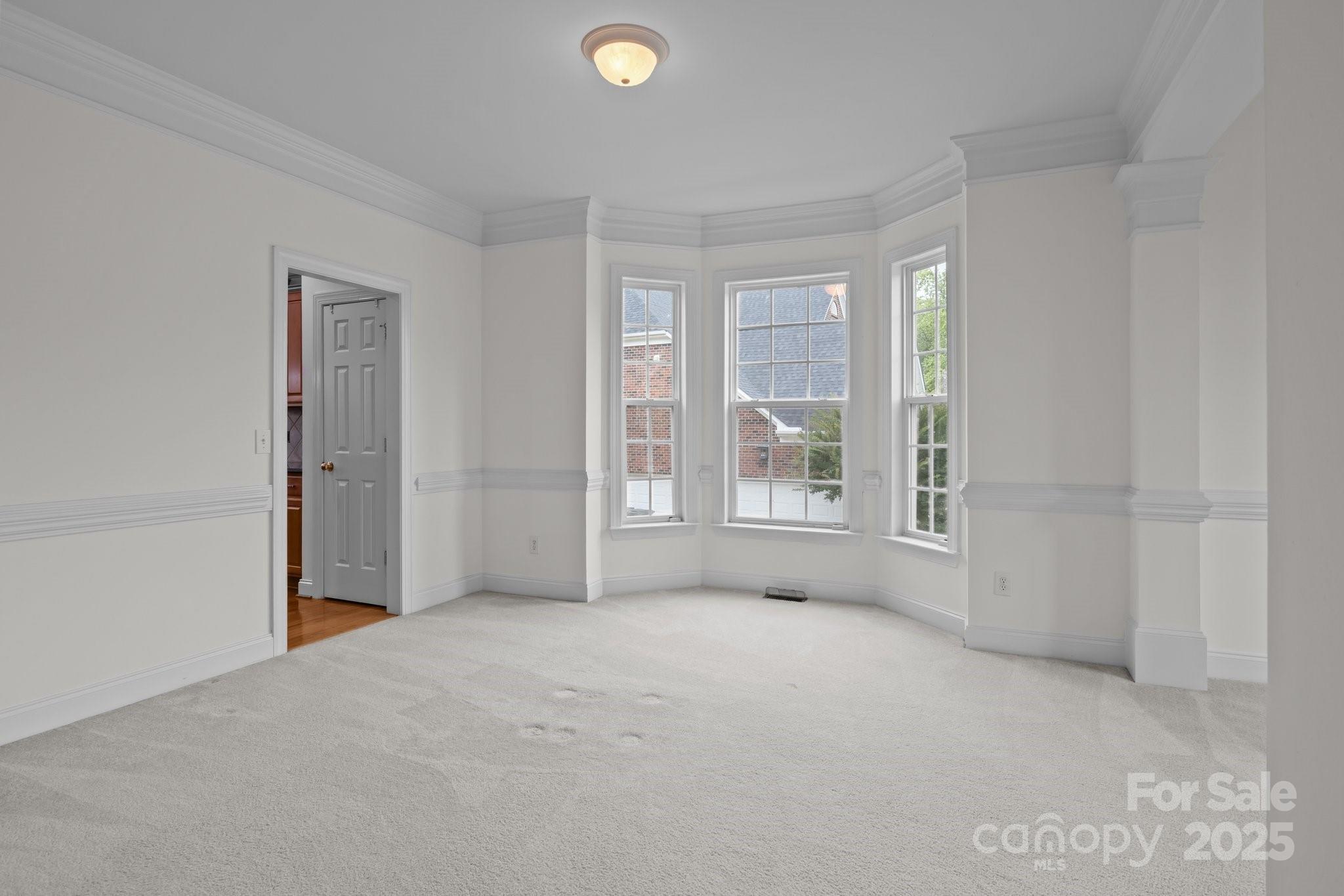 561 Keystone Court NW