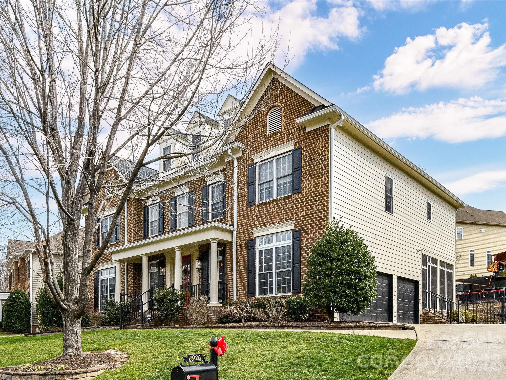 8926 N Dorchester Trace