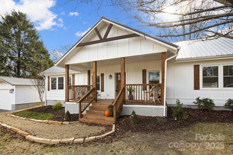 Photo of 227 Ashmore Avenue, Hendersonville, NC 28791 (MLS # 4263833)