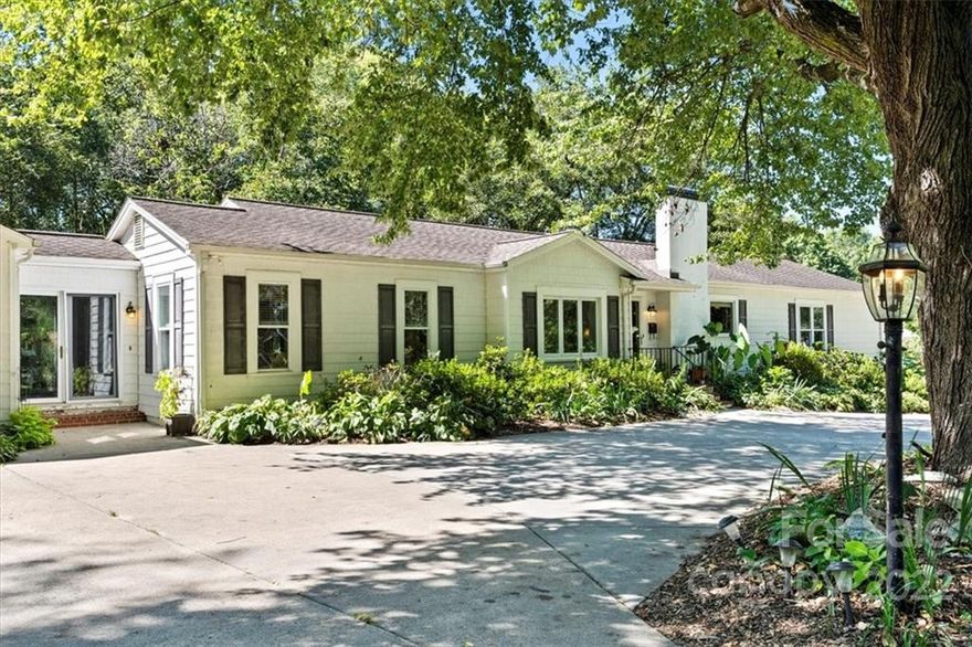 Located in the heart of Viewmont and just around the corner from the Lake Hickory Country Club tennis courts, this sprawling ranch offers one-level living, four bedrooms, 3.5 baths, and an expansion/remodel completed by Looper Construction. Inside, you'll find a spacious kitchen with professional-grade appliances, including a 6-burner gas range with double ovens and built-in refrigerator, breakfast area with gas fireplace, dining room, living room, and huge family room with lots of natural light. The huge primary bedroom addition features a bedroom with two walk-in closets and private bath with steam shower. Two additional bedrooms share a hall bathroom, with the 4th bedroom having an en-suite bathroom. Convenient laundry room located near all bedrooms. Huge corner lot offers 0.78 acres with level terrain, lots of mature trees, and playhouse with tiled floor and power. Low maintenance vinyl siding, beautiful original oak flooring, wide moldings, arched doorways, so much charm!