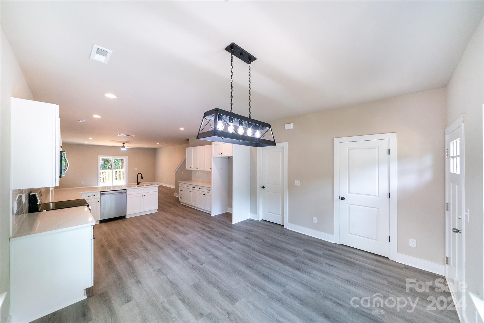 Charlotte, North Carolina 28217, United States, 6 Bedrooms Bedrooms, ,5 BathroomsBathrooms,Residential,Active,30811