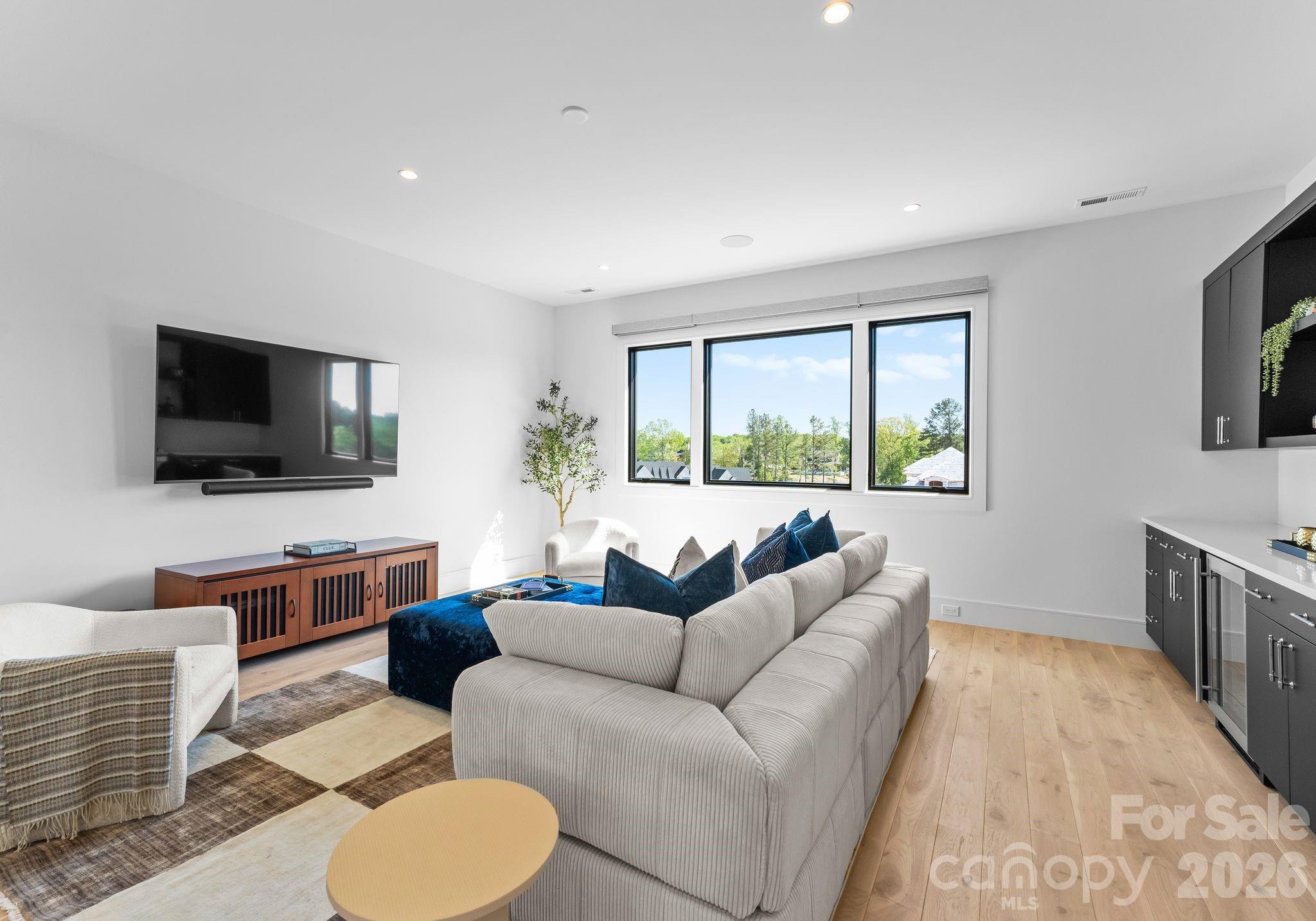 TWIN LAKES - Residential