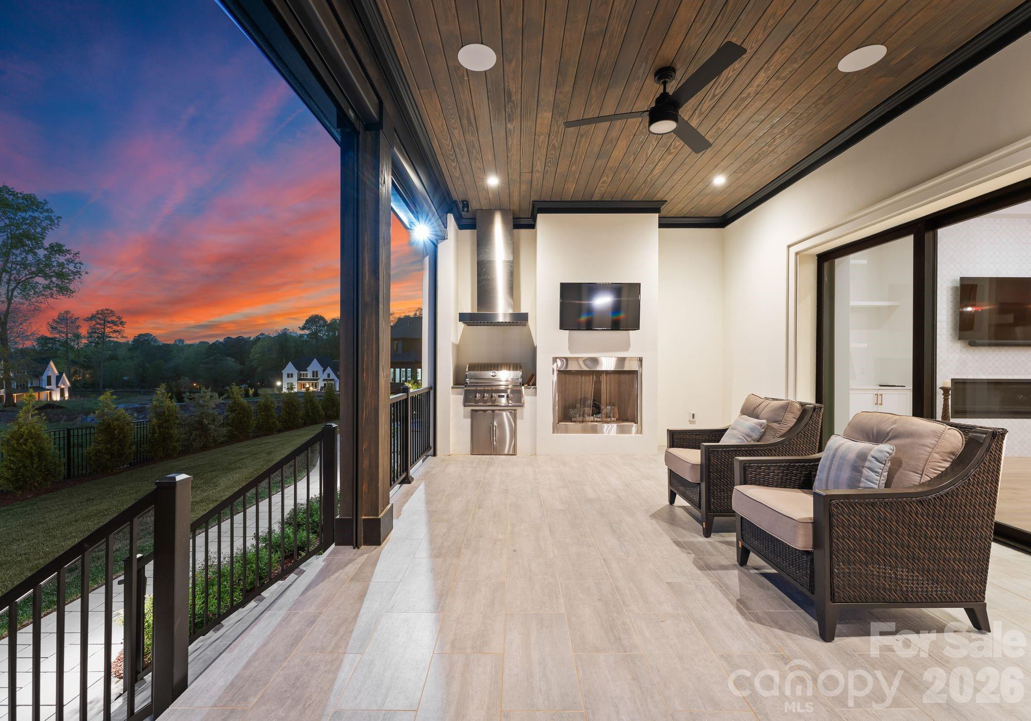 TWIN LAKES - Residential