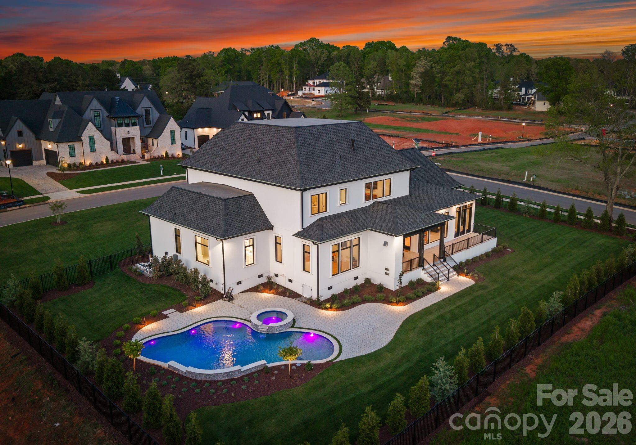 TWIN LAKES - Residential