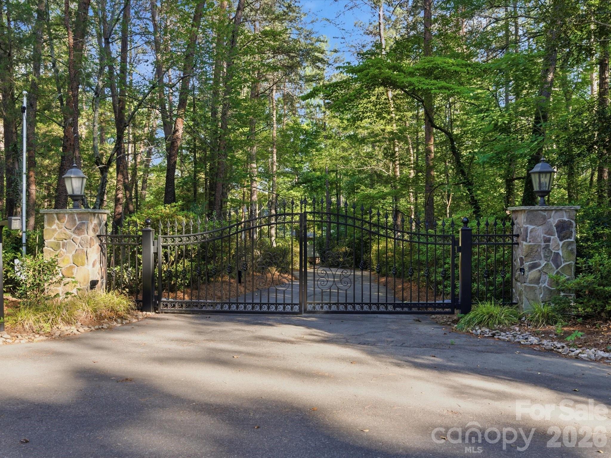 115 Forest Cliff Court NE