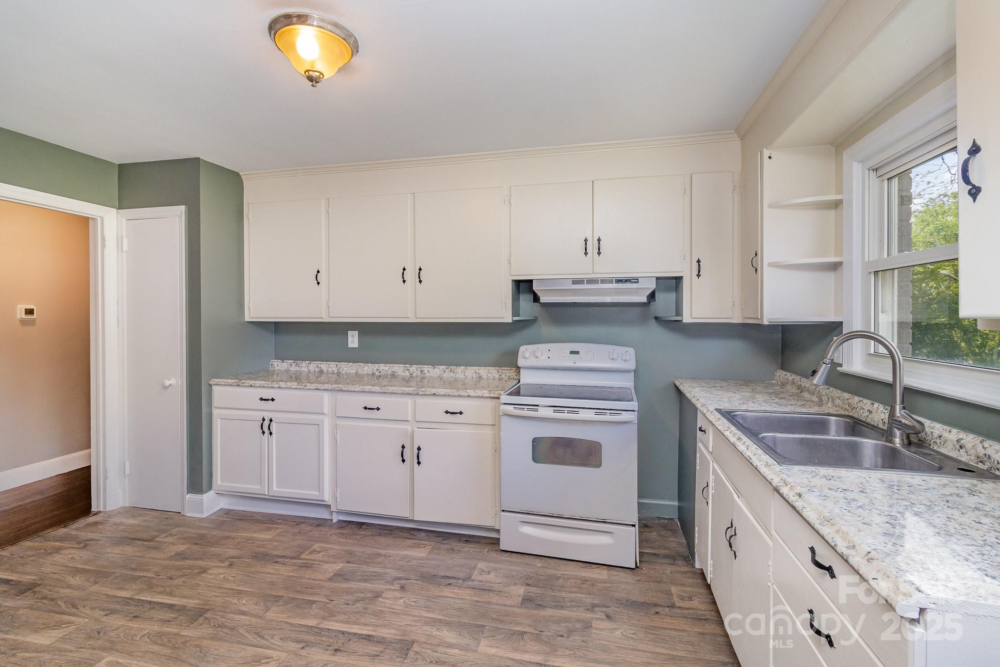 5323 Hilltop Circle