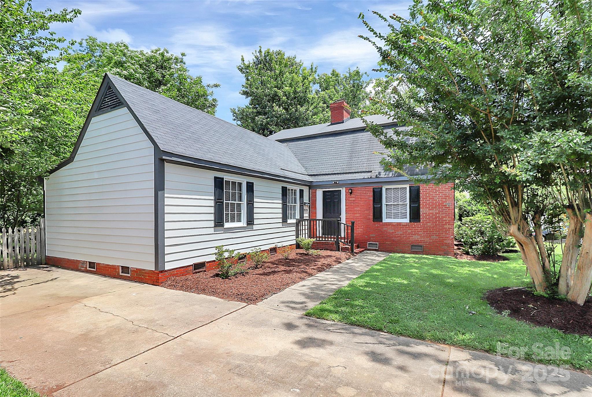 3909 Woodbriar Trail