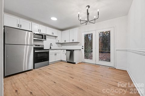 Photo of 5001 Lakecrest Drive, Charlotte, NC 28215 (MLS # 4396823)