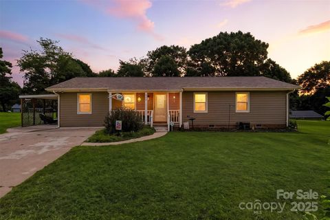 Photo of 952 30th Street NE, Conover, NC 28613 (MLS # 4283156)