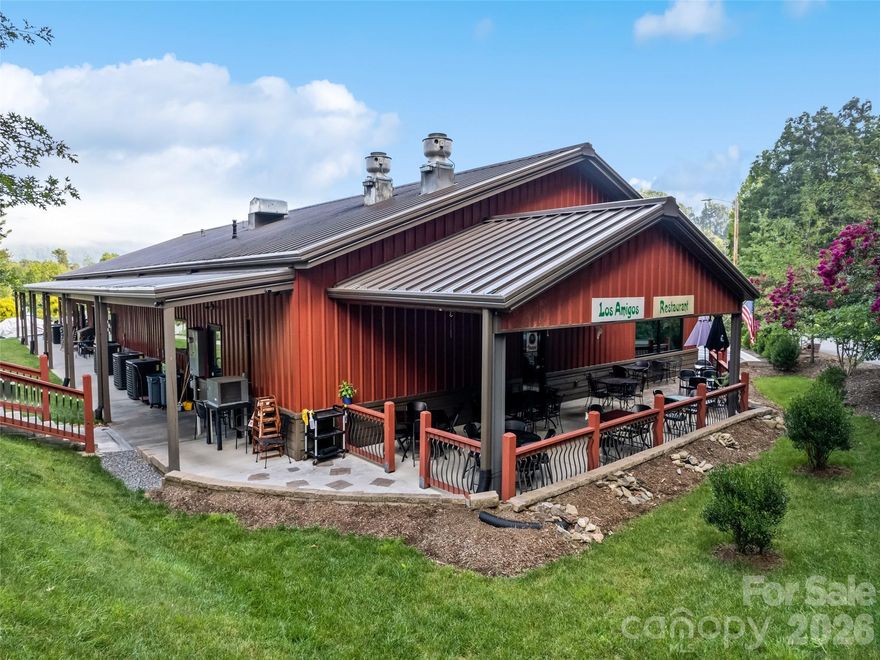 ***INVESTOR DREAM WITH SELLER FINANCING TO QUALIFIED INDIVIDUALS***
Retail and Residential Lease space in High growth area of North Main street Waynesville. All spaces currently leased and Recently added 2 bedroom living space with private entrance. Live and work in your own building or Lease all the spaces for 7% minimum ROI. The High quality Plaza was built in 2018 and has great long term tenants ( See proforma for more detailed lease information). Seller wants to finance 70% on an installment sale