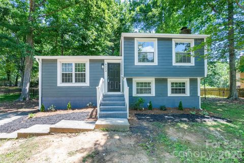 Photo of 8424 Othello Place, Charlotte, NC 28227 (MLS # 4383400)