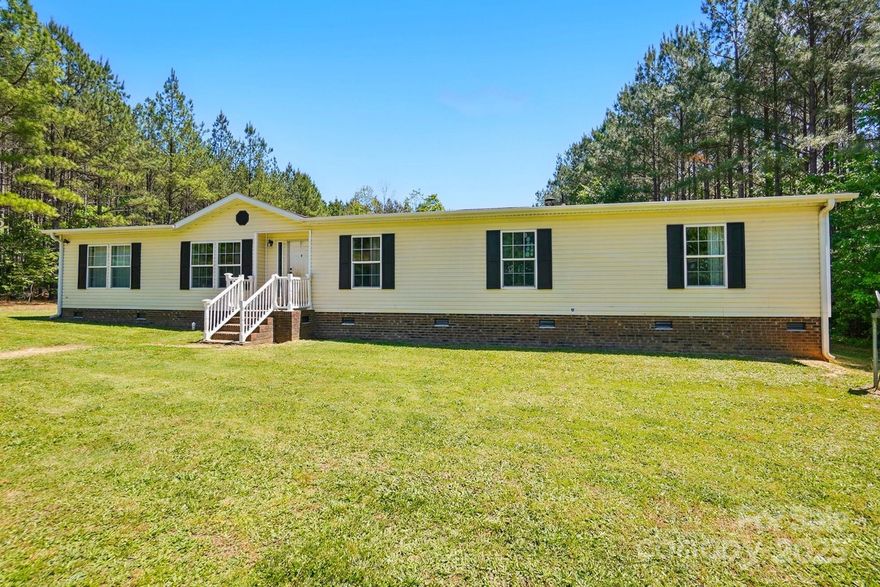 WHAT?!?!? A 5 bedroom and 3 bath home w over 2100 square feet on 5 acres for only $275K in the BUFORD school district?!?!?!! That's right!! Home has very flexible split bedroom and very open floorplan w several adaptable living spaces. The 5 acre lot is extra private and is a blank canvas for whatever you may want to do - there is even a creek in the back of the property!! It's what everyone is looking for and priced at only $275K it will not last long!! Please call today to schedule an appointment to see this home w ultra privacy w excellent location & excellent desirable schools!!