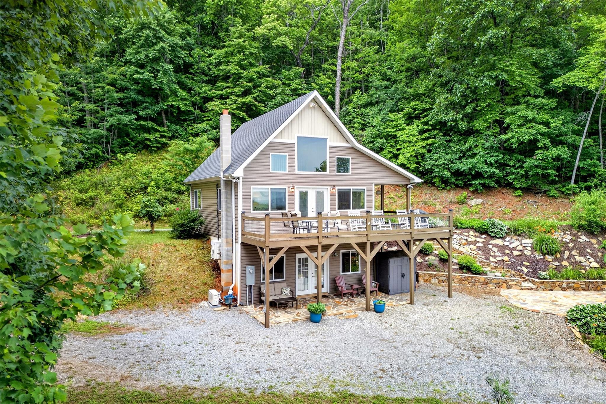 696 Hickory Nut Hollow