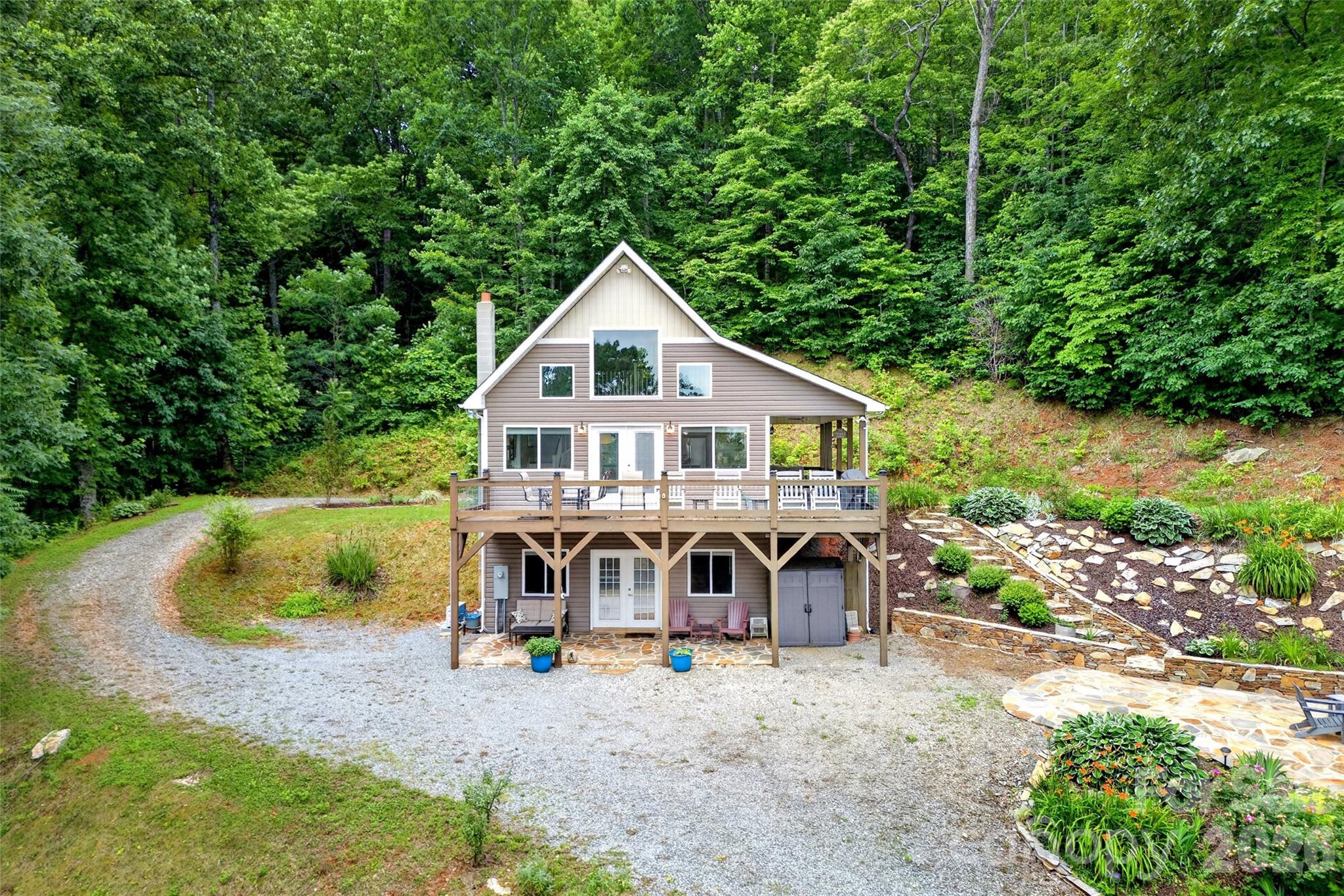 696 Hickory Nut Hollow