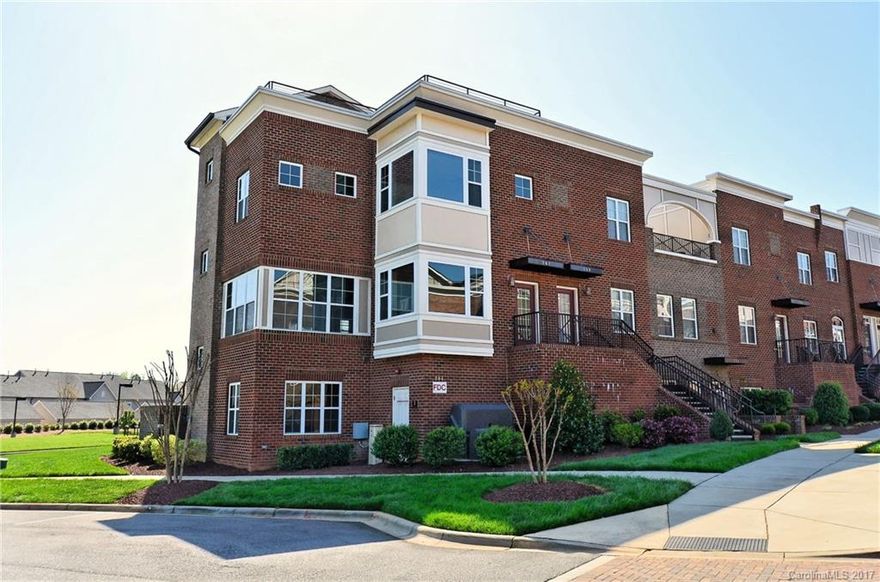 Enjoy the urban lifestyle in small town Davidson. Walk or bike to shopping, dining, the Davidson Farmer's Market and all the amenities Davidson offers. Wonderful rooftop deck, hardwood floors, granite counters, pantry and beautiful master bath with separate shower and soaking tub are just some of the features this brownstone has to offer. Just outside your door is Harbour Place Park with its lake and walking trails and down the street is the Davidson Canoe and Kayak launch.
