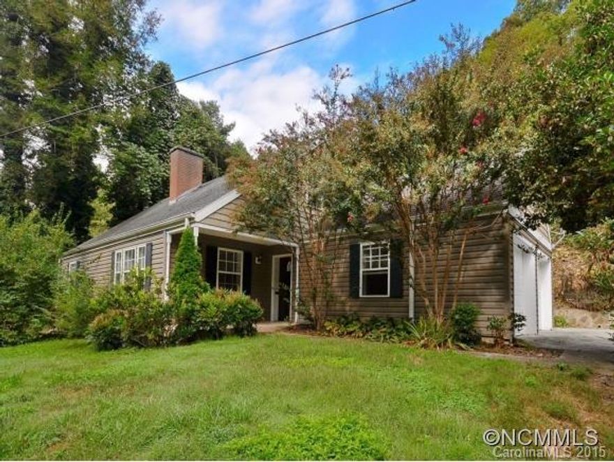 1.2 ac. NEAR HISTORIC MARSHALL - This 70's VAN DAVIS HOUSE has an updated exterior with beautiful hardwood floors, fireplace & trim work to maintain the original charm. Small formal dining room adj. to the kitchen with breakfast nook. Two bedrooms have HW floors, share a full bath down; Very spacious master suite has been added/updated upstairs with a walk-in closet. Lots of storage & work space in freshly painted basement/laundry with W/D. Oil furnace about 2 years old. Could add AC upstairs.