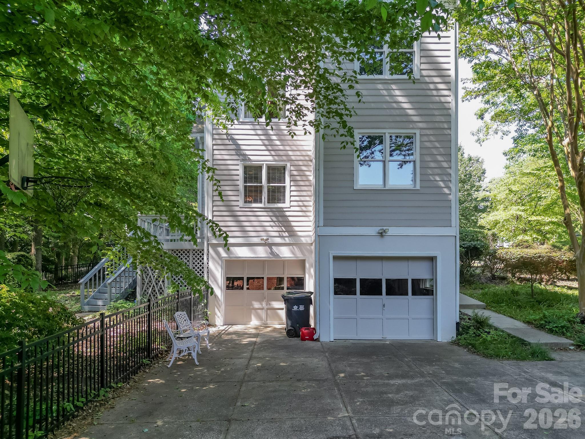 230 N Brackenbury Lane