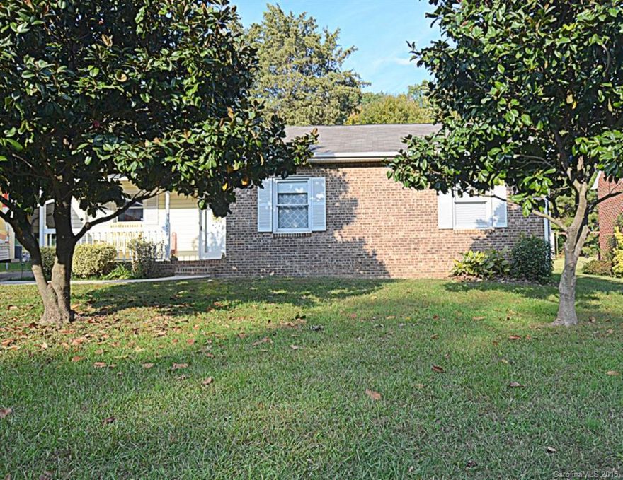 Sweet & Cozy! Quaint 3bdrm, 2 bath in downtown Matthews! Inviting Great Rm offers high ceilings & lots of natural light.  Sliding glass door leads to HUGE backyard great for entertaining! Roomy Eat-In Kitchen provides ample storage & work spaces as well as polished wood floors. Mature Landscaping! Convenient to 485, park, library, shopping & restaurants!