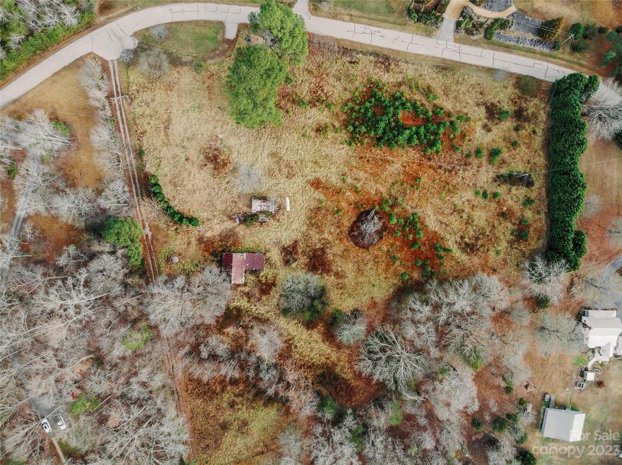 Great location in Lake Wylie! 4.25 acres in Clover School District, close to new shopping developments, and the new Clover high school. Property already has a well and septic, but no original permits or perc tests are on file due to age.
*Lot can be subdivided into 2 separate lots.*
**Less than 2 miles from the new 60 acre Dog Park and Disc Golf facility in Lake Wylie. I have attached a copy of the concept plan. Some changes can occur. There is no proposed completion date, but it's in the works.**