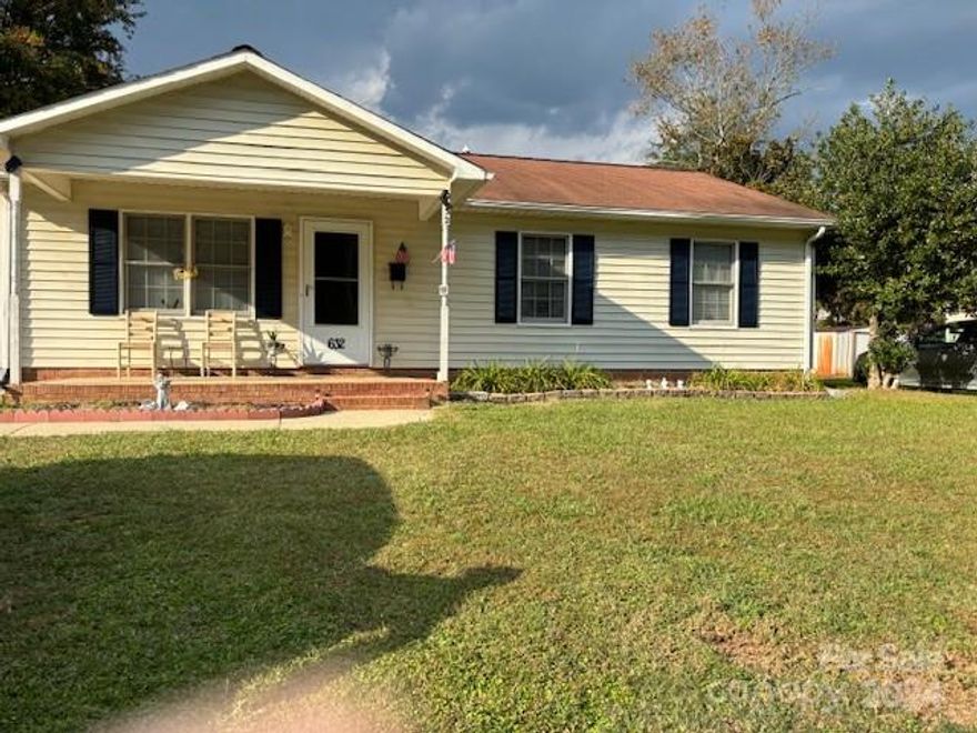 Cute Bungolow!  Good use of space. Large kitchen with lots of cabinets. Has been freshly painted but needs some touchups. Come see quick, this will not last long.

We have an accepted contract. Welcome to show for backup offers