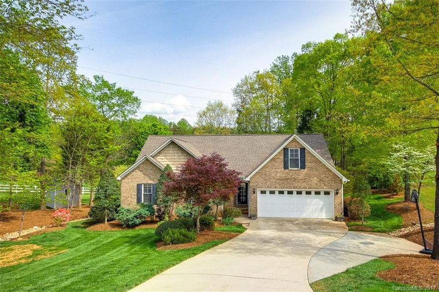Absolutely immaculate ranch w/bonus in a highly sought after Lake Norman area community! This one owner home has been meticulously maintained and shows pride of ownership. Spacious kitchen with granite countertops. Master w/ updated tiled shower with frameless glass door & large WIC. The large sunroom. GREAT lot overlooking white picket fenced pastures!!! Large bonus room/bedroom over garage!!
