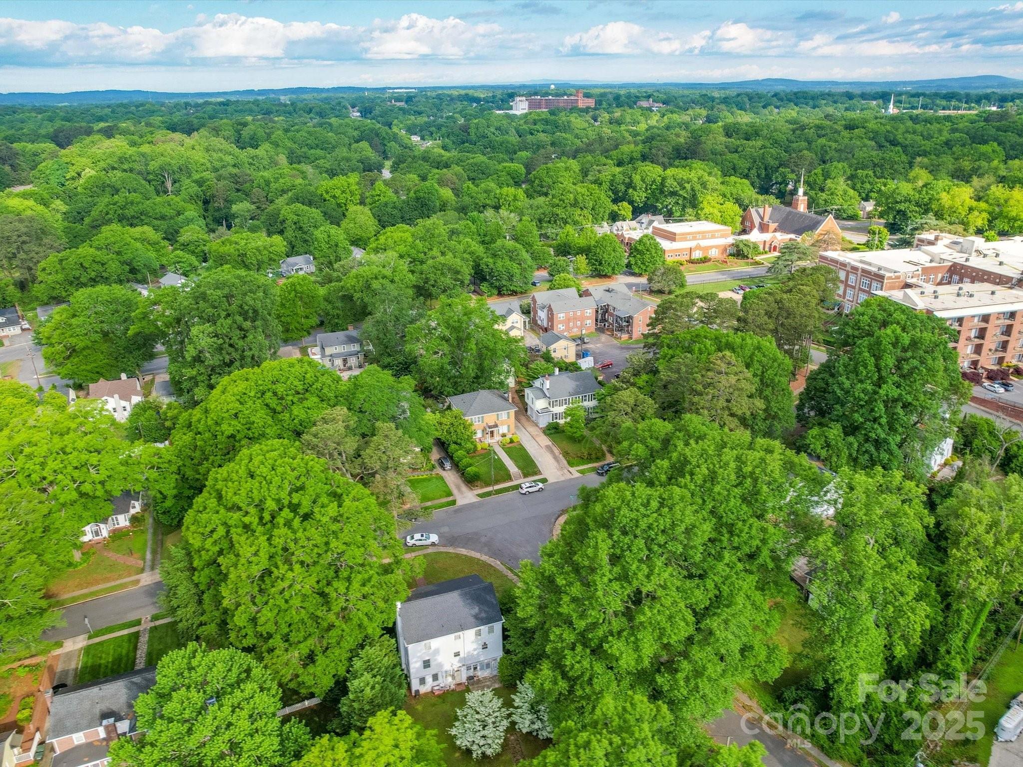 907 Edgewood Circle