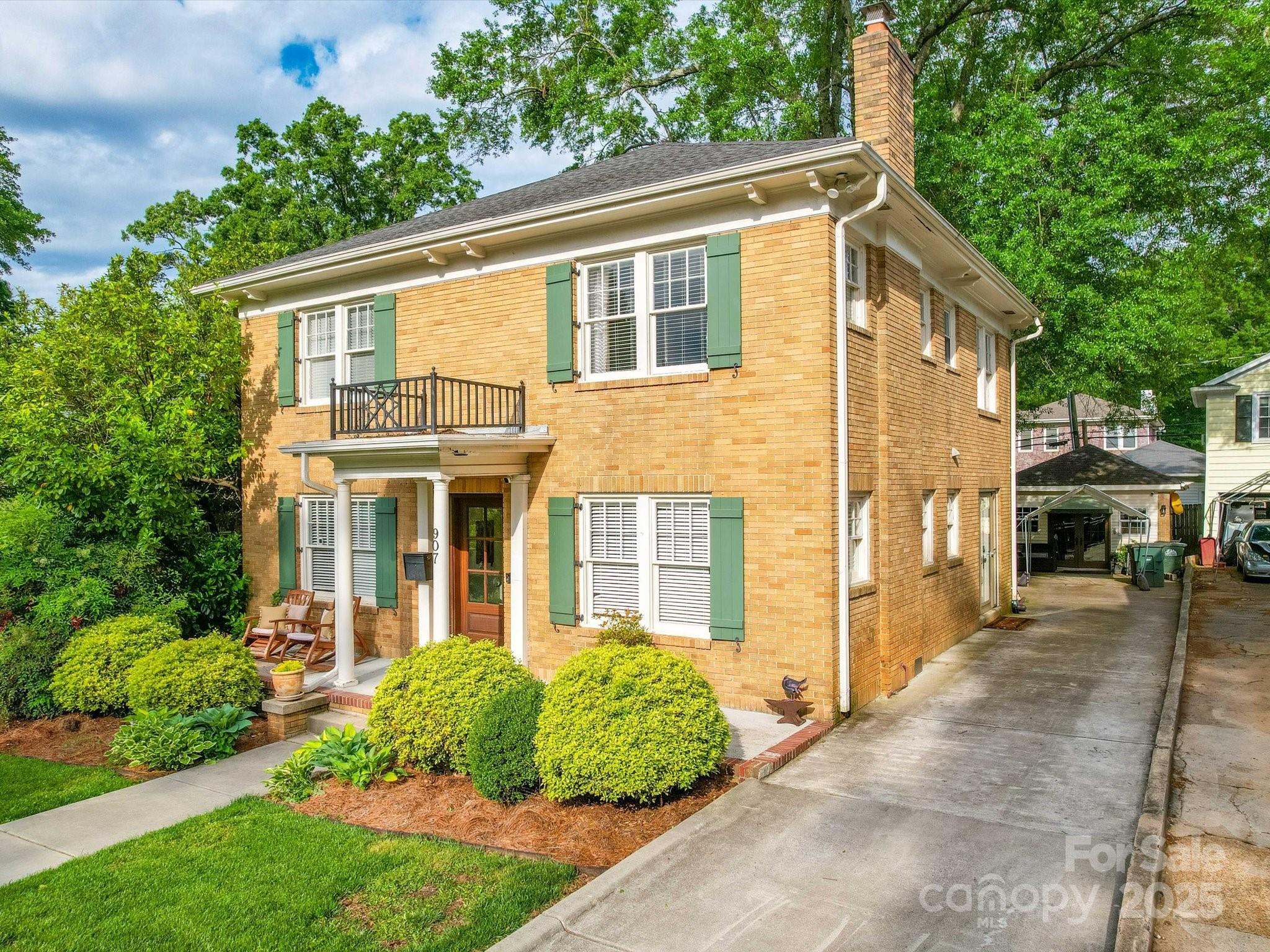 907 Edgewood Circle