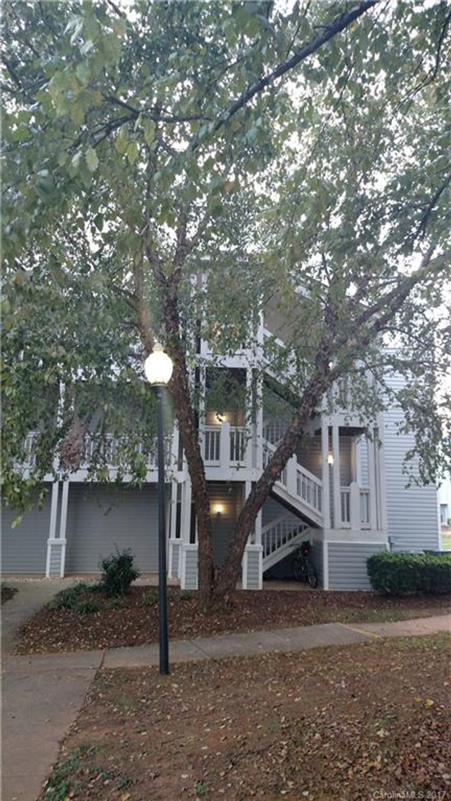 This wonderful condo offers carefree Lake Wylie living just minutes to Charlotte and Charlotte Douglas Airport; close to I-485 and I-77. 2 bed, 2 full bath condo in popular Hamiltons Bay. Over sized Balcony (11x11) overlooks the common area. BRAND NEW HVAC, garbage disposal and dishwasher. Stove purchased less than 3 months ago; All appliances will remain; refrigerator, stove, dishwasher, washer and dryer.Short drive to shopping, lake access and dining.
Don't miss out on this one!