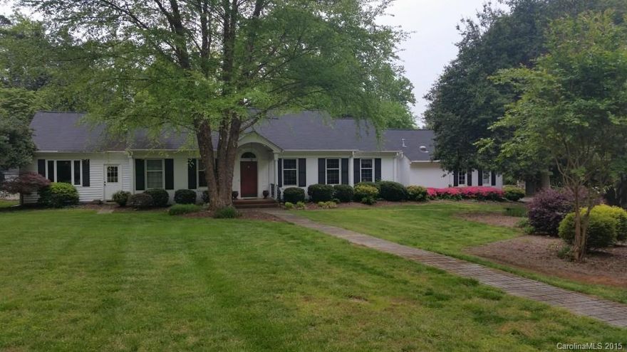 Exceptional 3BR/2/2BA brick ranch on .75 acres in Rock Hill's Country Club! Great floor plan with 9ft ceilings 
throughout and 3 huge bedrooms! Over 3400 sq. ft of beautiful, comfortable living with an incredible yard great for entertaining! Office with separate entrance & HVAC. Brand new Rheem Gas Pack installed 5/15! Home appraised for $280,000 in 2/15.