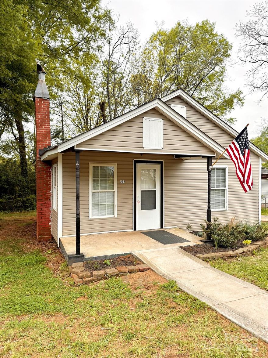 This Adorable 2 bedroom home has everything you need-fresh paint, new carpet, refrigerator with ice maker, and a brand new washer and dryer. Outdoors you will find a covered rocking chair porch, fenced-in yard, and a covered detached carport. Convenient to town and to schools, this home is move-in ready!!!
Seller is offering a 2-10 standard home warranty!!!! Seller is Motivated