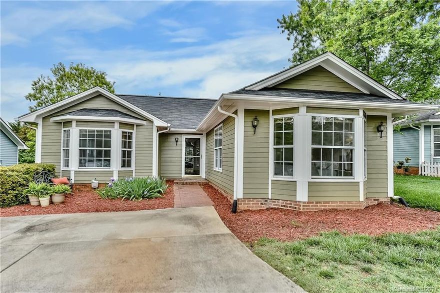 Fresh paint and gorgeous new floors in this 3 bedroom (2 Masters), 3 bath rare patio home.  Freedom of single family living in condo community with all outside maintenance part of HOA dues! Blown-in insulation and masonry wood burning fireplace are just some of the extras.  Enjoy spending time on your screened-in porch in this low maintenance, quiet community, of Mulberry Village.  Hurry, homes in this neighborhood don't last long on the market.