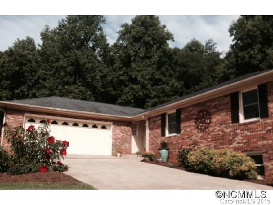 Easy commute to I-26, Polk Co. schools, St Luke's hospital, this traditional home is surrounded by a great front yard with fruit trees,& a fenced yard out back.Inside, lots of room to spread out, plus a charming bay window in the eat in kitchen & cozy fireplace in the living room.Lower level features another fireplace, an all purpose room & bath. Garages up & down provide storage for vehicles and projects.