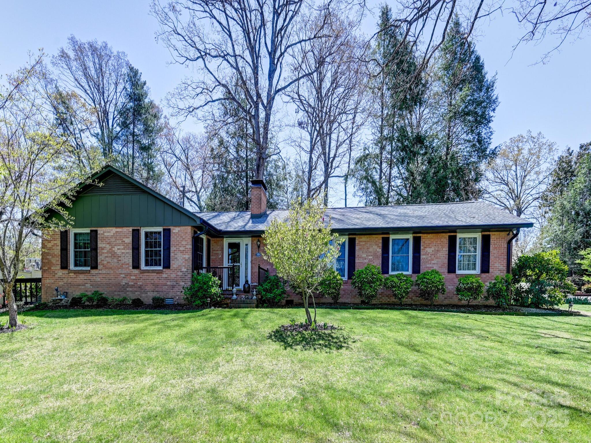 Hendersonville, North Carolina 28791, United States, 3 Bedrooms Bedrooms, ,2 BathroomsBathrooms,Residential,Under Contract,107415