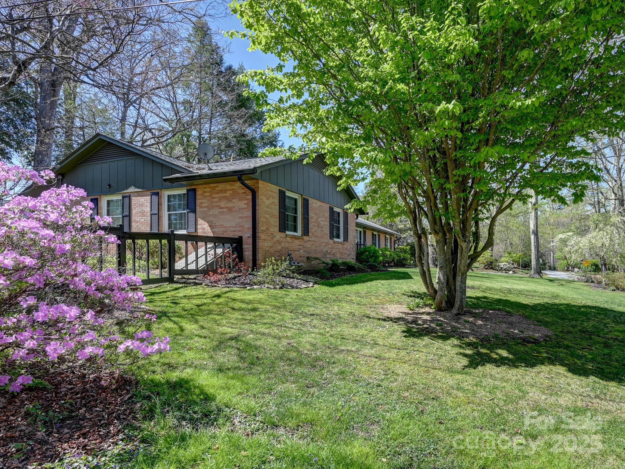 Hendersonville, North Carolina 28791, United States, 3 Bedrooms Bedrooms, ,2 BathroomsBathrooms,Residential,Under Contract,107415