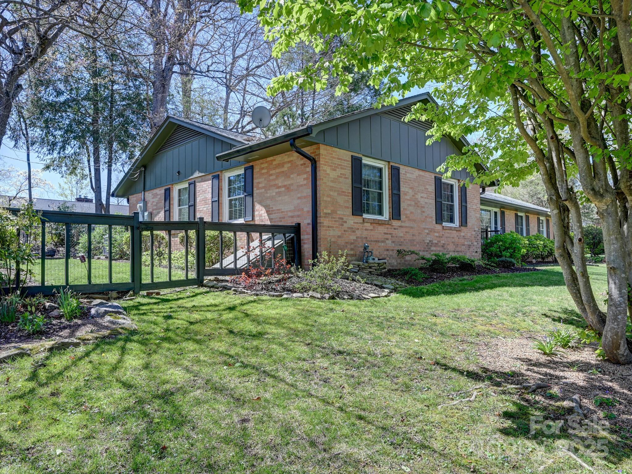 Hendersonville, North Carolina 28791, United States, 3 Bedrooms Bedrooms, ,2 BathroomsBathrooms,Residential,Under Contract,107415