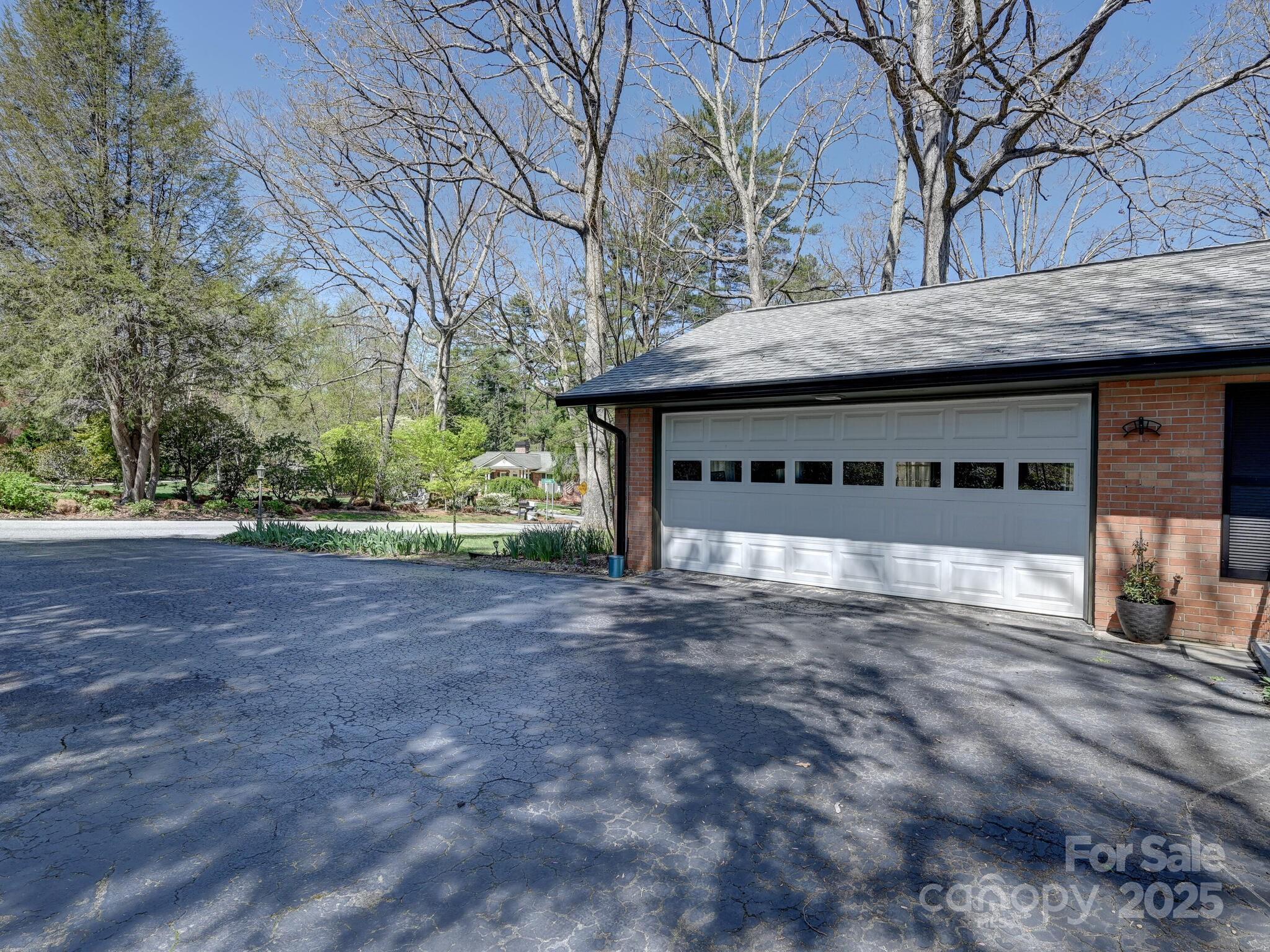 Hendersonville, North Carolina 28791, United States, 3 Bedrooms Bedrooms, ,2 BathroomsBathrooms,Residential,Under Contract,107415