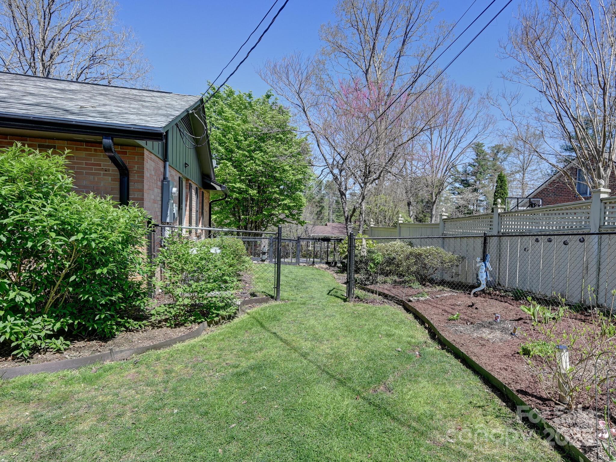 Hendersonville, North Carolina 28791, United States, 3 Bedrooms Bedrooms, ,2 BathroomsBathrooms,Residential,Under Contract,107415