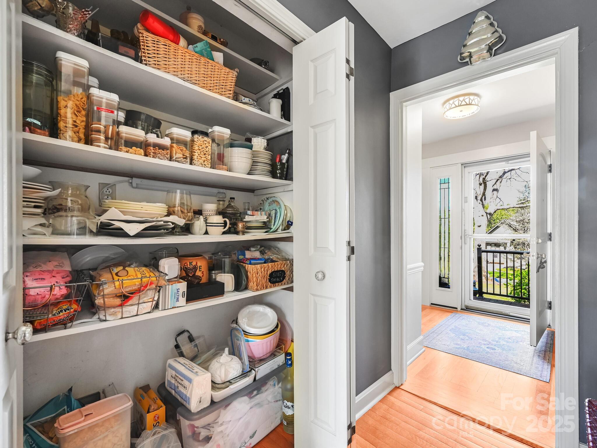 Hendersonville, North Carolina 28791, United States, 3 Bedrooms Bedrooms, ,2 BathroomsBathrooms,Residential,Under Contract,107415