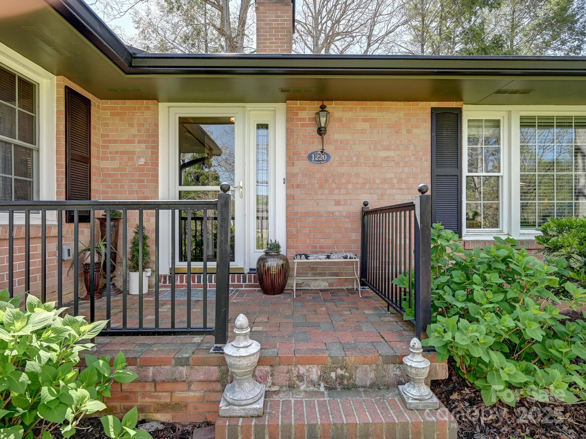 Hendersonville, North Carolina 28791, United States, 3 Bedrooms Bedrooms, ,2 BathroomsBathrooms,Residential,Under Contract,107415