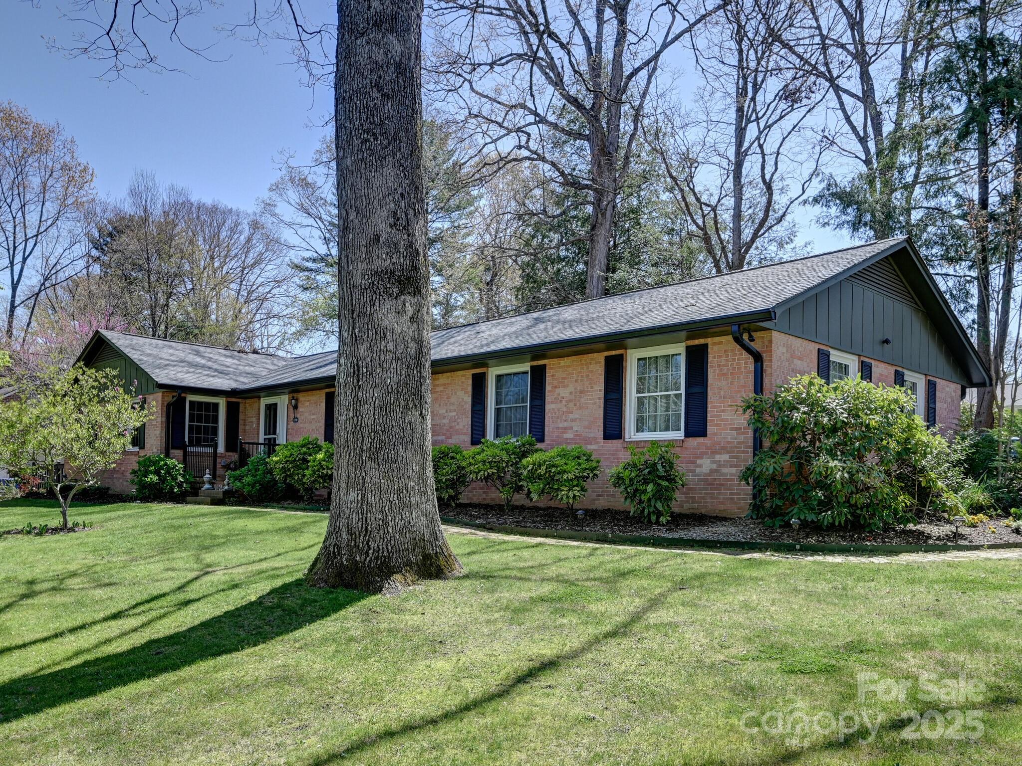 Hendersonville, North Carolina 28791, United States, 3 Bedrooms Bedrooms, ,2 BathroomsBathrooms,Residential,Under Contract,107415