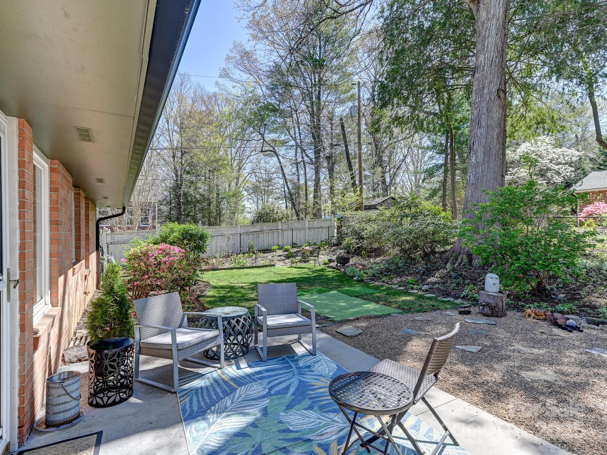 Hendersonville, North Carolina 28791, United States, 3 Bedrooms Bedrooms, ,2 BathroomsBathrooms,Residential,Under Contract,107415