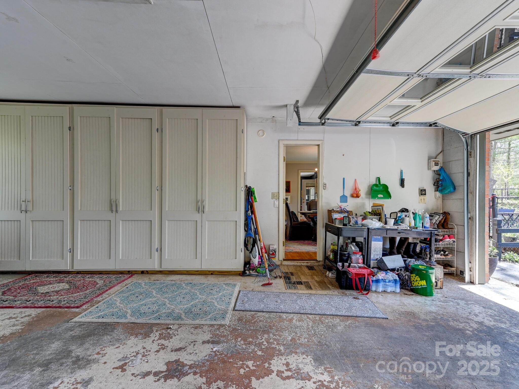 Hendersonville, North Carolina 28791, United States, 3 Bedrooms Bedrooms, ,2 BathroomsBathrooms,Residential,Under Contract,107415