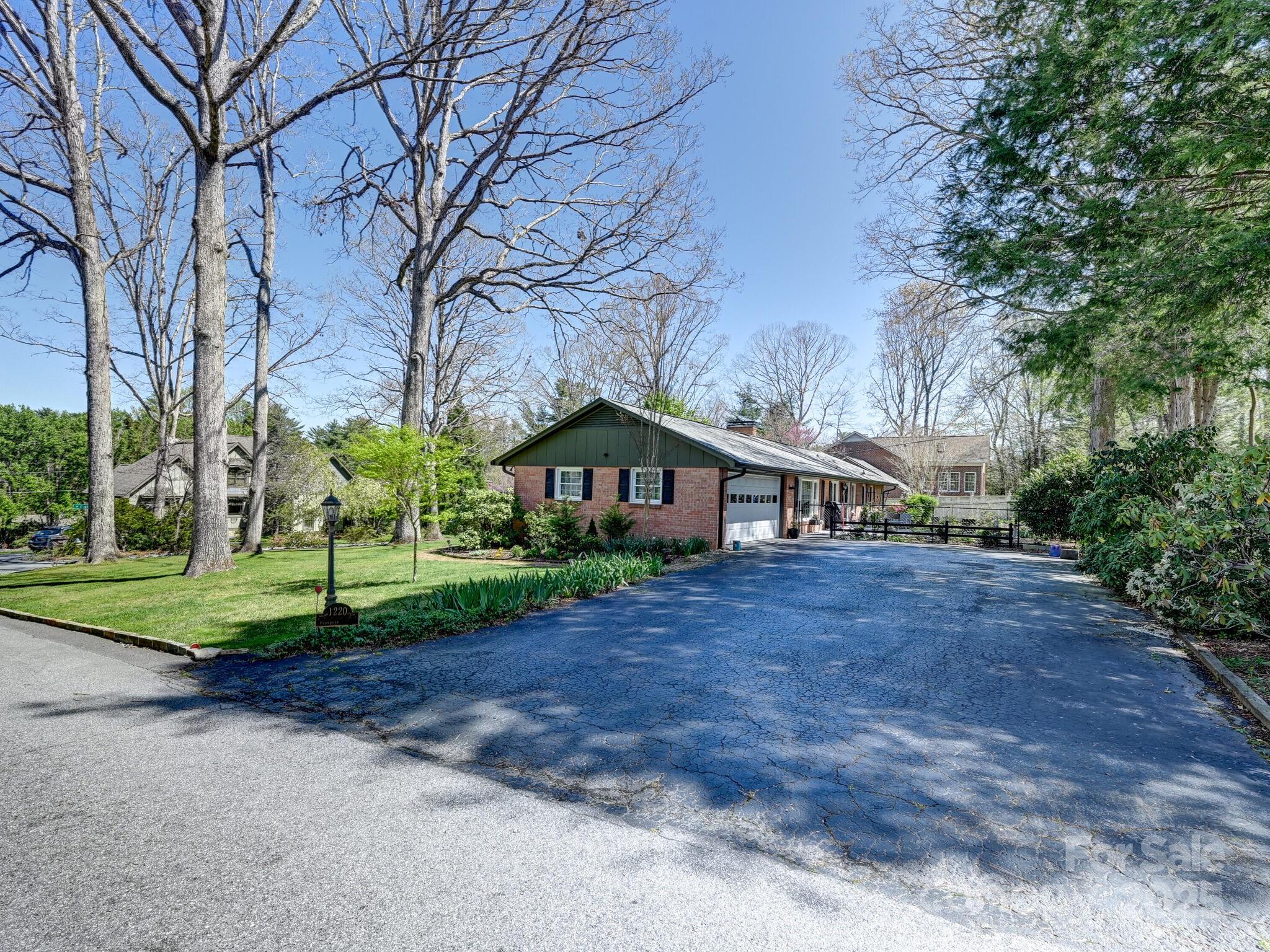 Hendersonville, North Carolina 28791, United States, 3 Bedrooms Bedrooms, ,2 BathroomsBathrooms,Residential,Under Contract,107415